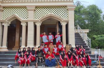 Madrasah Aliyah Islamiyah Malo (MAISMA) menggelar kegiatan membersihkan Masjid Al-Abror Malo pada Jumat (30/01/2026). Kegiatan itu, diikuti oleh seluruh siswa dan siswi Kelas XI-1 Program Keahlian Branding Bahasa Inggris, sebagai bentuk pengabdian terhadap lingkungan sekolah dan penguatan nilai religius.