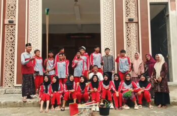 Kegiatan bersih bersih di masjid desa ketileng